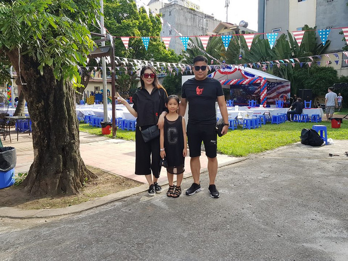 Cô công chúa nhỏ được cha mẹ hết mực cưng chiều. Càng lớn, Minh Thùy càng xinh xắn và đáng yêu, bé được thừa hưởng nhiều nét đẹp của bố mẹ.