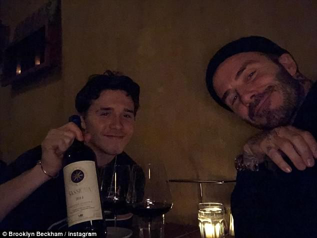 Hai bố con David Beckham mừng sinh nhật bằng một chai rượu vang đỏ.