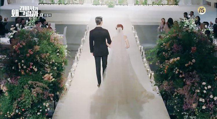 Trước khi đi tới hôn nhân, hai diễn viên chính trong thư ký Kim đã có cuộc gặp mặt với hai bên gia đình. Mặc dù được mẹ của Lee cực kỳ quan tâm khi liên tục đề nghị chu cấp cho Mi So từ rất nhiều chi phí đến của cải vật chất nhưng cô nàng lại không thoải mái.