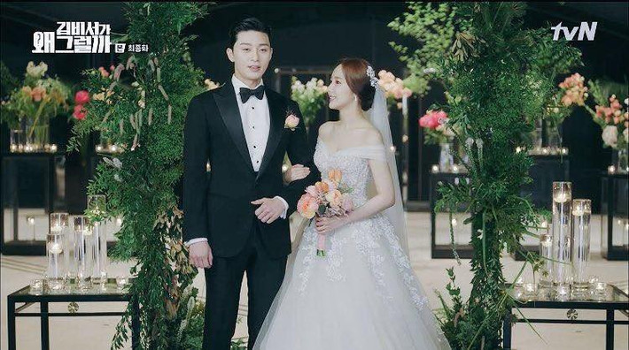 Như vậy là sau chuỗi ngày thức đêm "cày phim", các khán giả của bộ phim 16 tập gây sốt " Thư ký Kim sao thế" cũng đã được chứng kiến một cái kết viên mãn dành cho cặp đôi Lee Young Joon (Park Seo Joon) và Kim Mi So (Park Min Young) đúng như dự đoán.