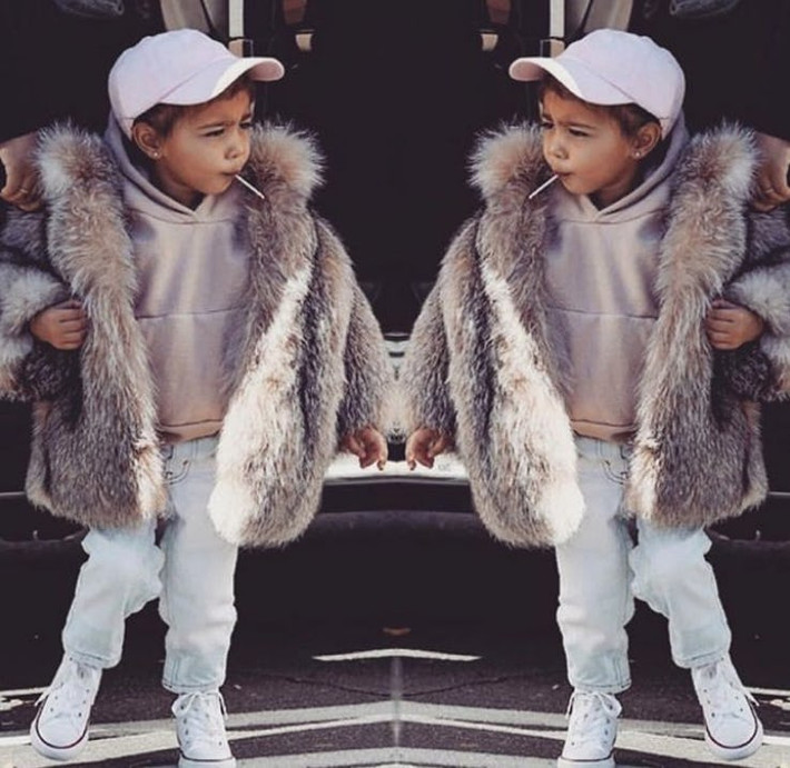 Kim Kardashian chơi sang, sắm cho con gái áo lông thú với giá 3.500 USD (gần 80 triệu). Ảnh: Instagram.