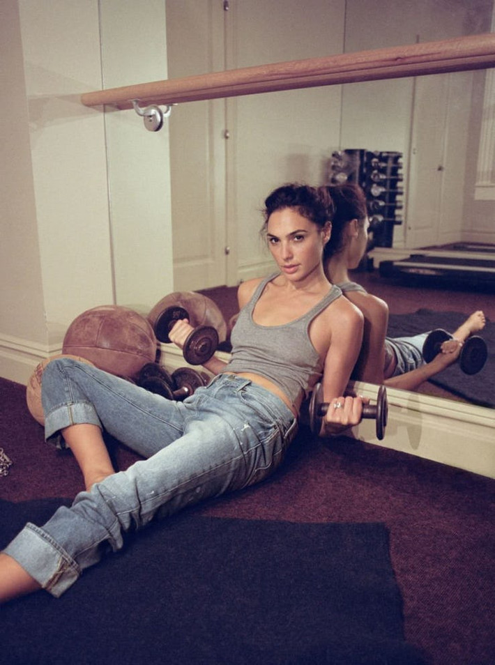 Gadot được mời nhận vai diễn trong Fast & Furious vì đạo diễn biết rằng cô đã từng được huấn luyện quân sự.