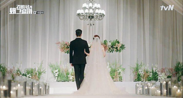 Lee sau đó đã lên tiếng giải thích giúp vợ tương lai bởi việc nhận được quá nhiều so với những gì cô xứng đáng được nhận cũng đem tới nhiều áp lực cho cô và anh cũng muốn được tự bảo vệ người bạn đời của mình.