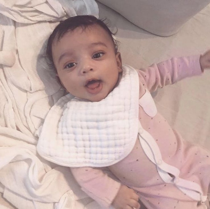Cô con gái với cái tên Chicago ngay từ khi mới sinh ra đã mặc những bộ quần áo in tên mình. Ảnh: Kim Kardashian Instagram.