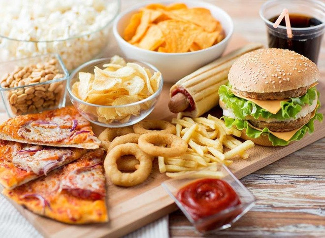 Bên cạnh đó, việc thường xuyên sử dụng thức ăn nhanh cũng khiến thận phải chịu nhiều áp lực. Ảnh: znews.