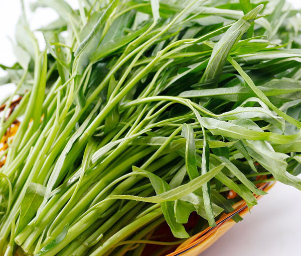 Rau muống - loại rau quen thuộc với hầu hết gia đình người Việt cũng là loại rau “tắm” hóa chất hàng đầu. Ảnh: thucphamdongxanh.