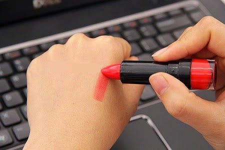 Đối với son dưỡng, lip balm, các bạn gái thường có thói quen dùng tay tán đều lên môi. Vậy trước khi sử dụng, bạn có thể dùng khăn ăn lấy ra một lượng nhỏ và bôi lên mu bàn tay sạch. Dùng ngón tay lấy son dưỡng từ sau mu bàn tay và tán đều lên môi bình thường.