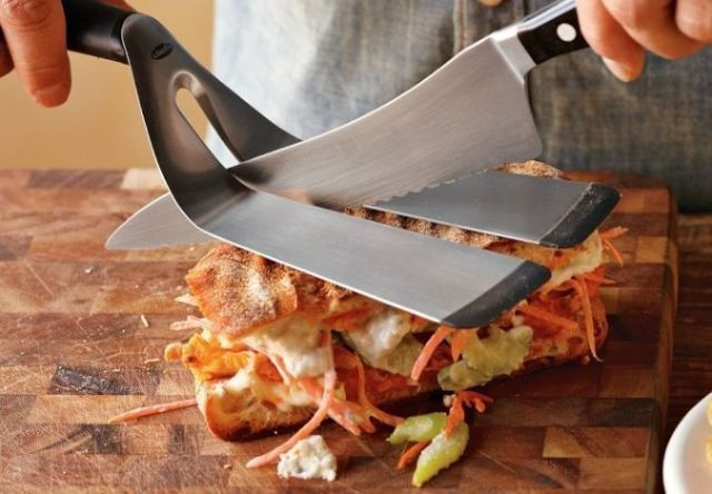 Dụng cụ cắt bánh giúp bạn không phải nhúng tay trực tiếp vào phần bánh.