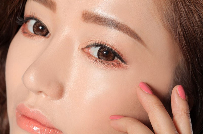 Trang điểm nhẹ bằng mỹ phẩm đa năng. CC cream, phấn nước là loại mỹ phẩm đa năng không thể thiếu của bất kỳ cô nàng nào ở xứ kim chi. Một quý cô Hàn Quốc cũng khá bận rộn với công việc của mình, thay vì lỉnh kỉnh với đống kem lót kem nền thì sản phẩm được họ yêu thích nhất là kem cuishion. Sản phẩm này sẽ giúp các quý cô có được một làn da sáng mịn, mát mẻ và thêm một chút mascara cùng son đỏ là bạn đã có được vẻ ngoài tự nhiên và nhẹ nhàng, lôi cuốn.