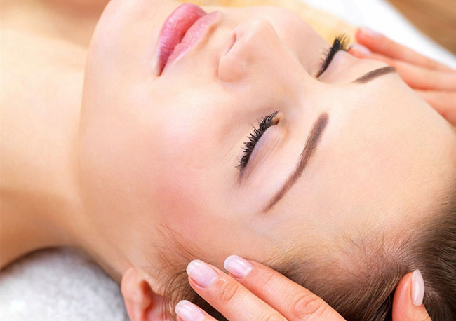 Trong essence có chứa thành phần làm ẩm giúp tái sinh tế bào nên không những làm ẩm da mà còn phòng ngừa và loại bỏ nếp nhăn. Vì vậy sử dụng essence là bước giúp cho làm sáng hoặc trắng da hơn bằng cách giúp da hấp thụ những tinh chất quý nhưng không lột da, không gây tổn thương làn da mỏng manh. Do essence có chứa nước và làm tan chất dầu trên da nên đặc tính của essence có thể dùng với người có da nhờn.