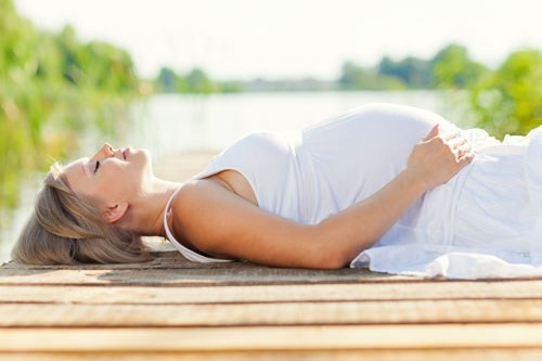 Mặc quần áo rộng rãi. Mặc đồ quá chật sẽ tạo áp lực lên hệ tiêu hóa, gây trào ngược và ợ nóng. Do đó, hãy chắc chắn rằng khi mang thai, chị em phải mặc quần áo rộng rãi, chất liệu nhẹ, mềm và thông thoáng. Ngoài ra, chị em cũng nên quan tâm đến chiếc áo ngực và chọn mua loại áo dành riêng cho mẹ bầu.