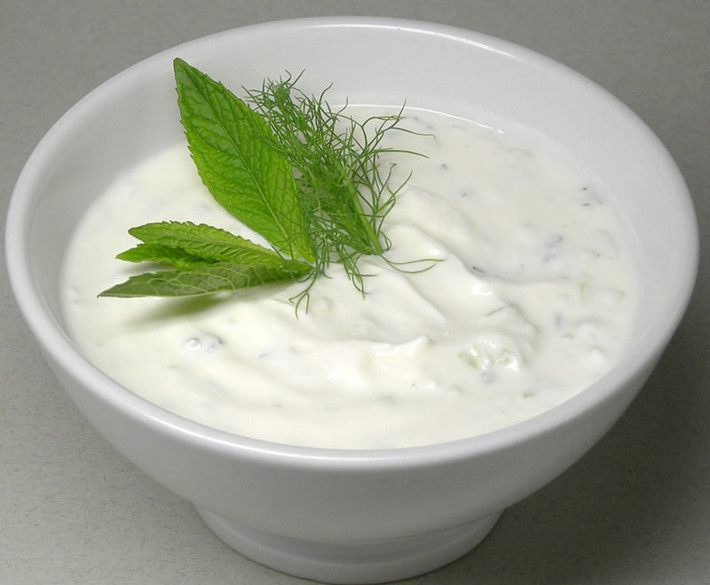 Xem xét việc bổ sung sữa chua probiotic. Sản phẩm sữa chua tiệt trùng có tác dụng cải thiện hệ tiêu hóa và làm giảm áp lực gây ra chứng ợ nóng đồng thời cải thiện sự cân bằng của vi khuẩn trong đường tiêu hóa.