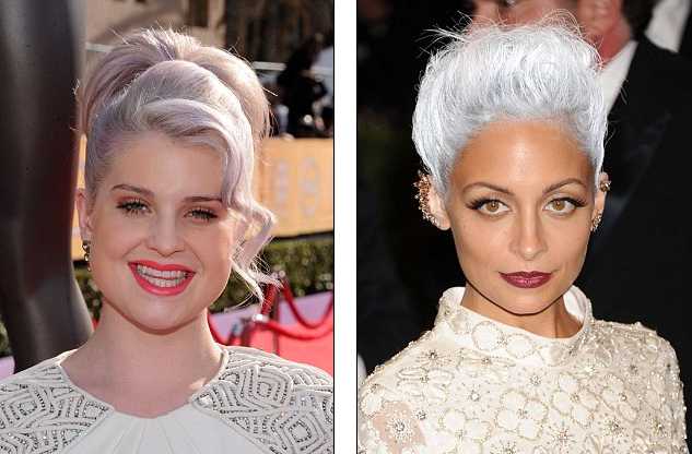 Kelly Osborne (trái) và Nicole Richie cá tính với mái tóc bạc.