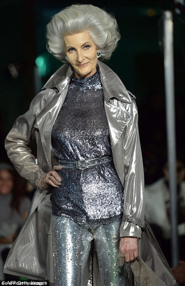 Xu hướng tóc màu hoa râm cũng đổ bộ trên sàn diễn Jean Paul Gaultier tại Paris.
