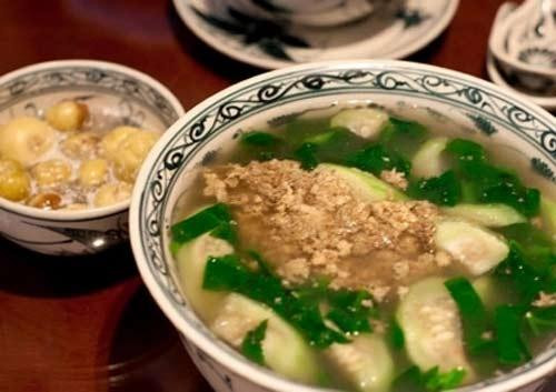 Mùng tơi nhặt và rửa sạch, cắt khúc. Mướp gọt vỏ thái miếng. Cua được làm sạch, xay mịn hòa với bát nước sạch và dùng rây lọc lấy phần thịt cua. Sau đó cho nồi nước lọc cua lên bếp, khuấy đều theo một chiều cho đến khi thịt cua bắt đầu bám lên thành nồi rồi thì dừng tay. Thịt cua sau khi nổi lên mặt nồi bạn vặn nhỏ lửa, vớt phần thịt ra bát để thả mồng tơi và mướp vào nồi. Cho ít dầu vào một chảo nhỏ, phi ít hành khô cho thơm rồi đổ phần gạch cua vào chảo, hạ bớt lửa và đảo luôn tay sau đó cho thêm một xíu nước mắm rồi bỏ ra khỏi bếp. Ảnh: Amthuc365.