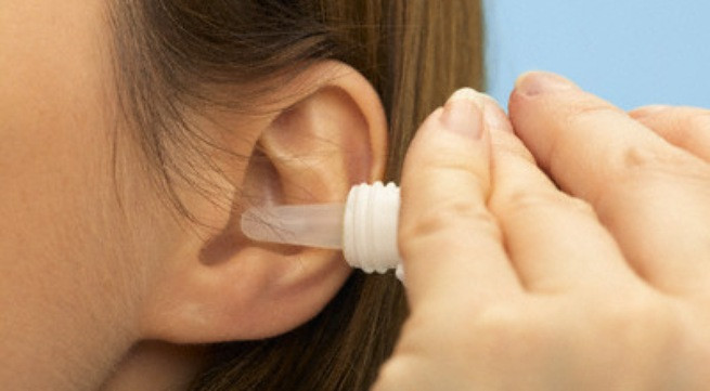 Viêm tai. Do cấu tạo đặc biệt của tai, các nấm mốc, vi khuẩn trong nước sông, hồ sẽ dễ dàng đọng lại khi chúng ta bơi lộ, gây ngứa ngáy, đau nhức, viêm nhiễm… Viêm tai nếu không được chữa trị kịp thời và chăm sóc tốt còn có thể gây thủng tai trong và xáo trộn thính giác kéo dài.
