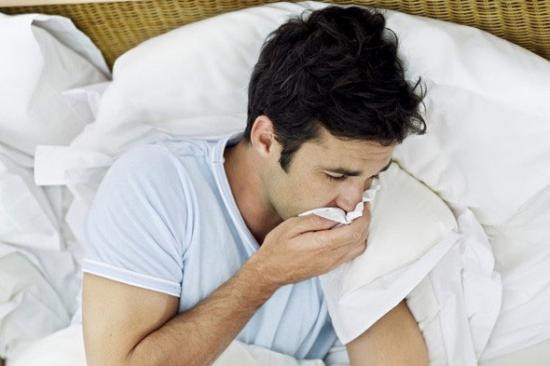 Những người đang bị cảm cúm, viêm tai giữa tái phát cũng không nên đi bơi vì bệnh sẽ có nguy cơ nặng thêm.