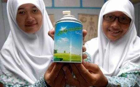 Nước hoa xịt phòng làm từ phân bò. Hai nữ sinh Indonesia, Dwi Nailul Izzah và Rintya Aprianti Miki đã vượt qua hơn 1.000 đối thủ để giành huy chương vàng trong lễ trao giải dự án khoa học Olympic quốc gia với phát minh nước hoa xịt phòng làm hoàn toàn từ... phân bò.