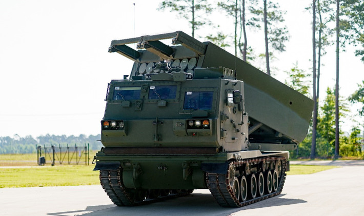PrSM do Lockheed Martin phát triển, là tên lửa đạn đạo đất đối đất có khả năng hoạt động trong mọi điều kiện thời tiết và có thể được trang bị đầu đạn chùm. Theo Trung tâm Hỗ trợ Mua sắm của Quân đội Mỹ, ngoài HIMARS, PrSM cũng có thể được bắn từ Hệ thống tên lửa phóng loạt M270A2 (MLRS).
