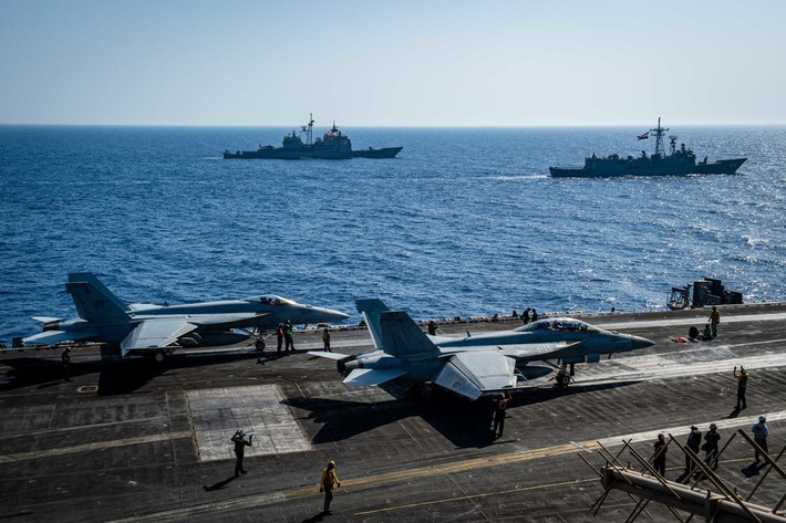 Trong Chiến tranh vùng Vịnh, USS Dwight D. Eisenhower là tàu sân bay đầu tiên tiến hành các hoạt động tác chiến ở Biển Đỏ. Con tàu tham gia các hoạt động đánh chặn hàng hải nhằm hỗ trợ Arab Saudi và bảo vệ tuyến hàng hải qua Kênh đào Suez.