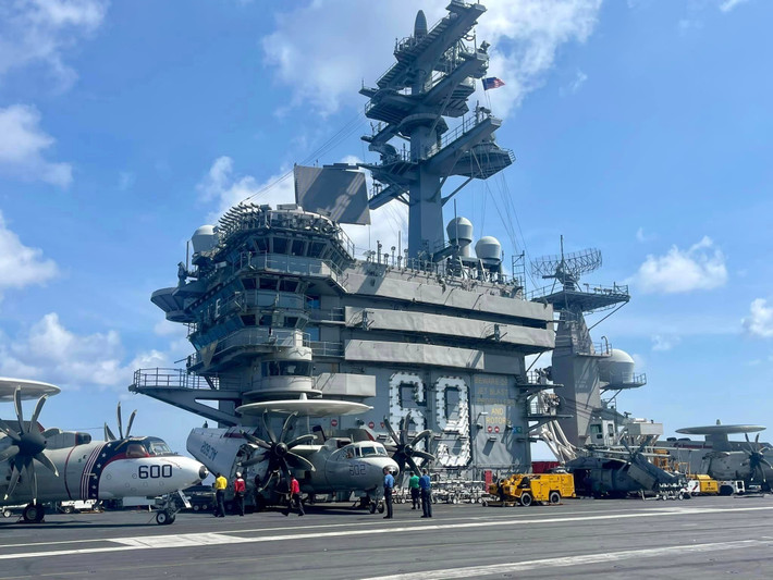 “USS Dwight D. Eisenhower (CVN-69), soái hạm của Nhóm tấn công tàu sân bay Dwight D. Eisenhower đang ở Biển Đỏ, như một phần trong nỗ lực của Mỹ nhằm ngăn chặn các cuộc tấn công của Houthi vào các tàu buôn”, Viện Hải quân Mỹ cho biết.