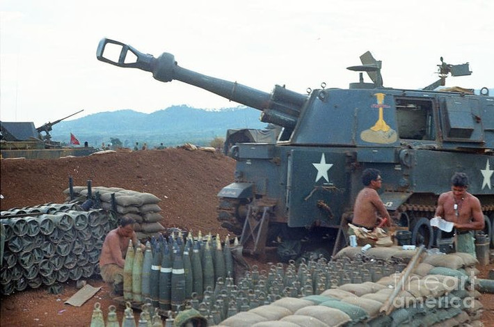 M109 là biến thể pháo hạng trung trong chương trình của Mỹ, nhằm sử dụng khung gầm chung cho các đơn vị pháo tự hành của mình. Phiên bản hạng nhẹ, lựu pháo M108 đã bị loại bỏ trong chiến tranh tại Việt Nam, nhưng nhiều chiếc được chế tạo lại thành M109.