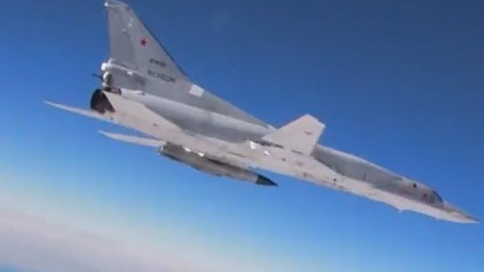 Ukraine có thể lo ngại Kh-22 hơn Kinzhal, vì lực lượng Nga đã sử dụng nhiều Kh-22 hơn so với Kinzhal; biến thể Kh-22 với đầu đạn nặng 900 kg có sức tàn phá mạnh hơn và Kh-22 khó bị bắn hạ hơn các tên lửa siêu thanh như Kinzhal và Iskander-M.