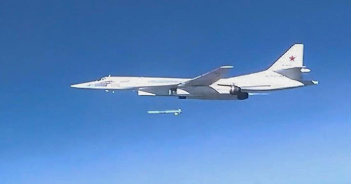 Tên lửa Kh-22 bay với tốc độ lên tới 4.000 km/h và có quỹ đạo bay phức tạp nên rất khó để đánh chặn nó. Ngoài Kh-22, Nga còn có phiên bản hiện đại hóa của loại tên lửa này là Kh-32.