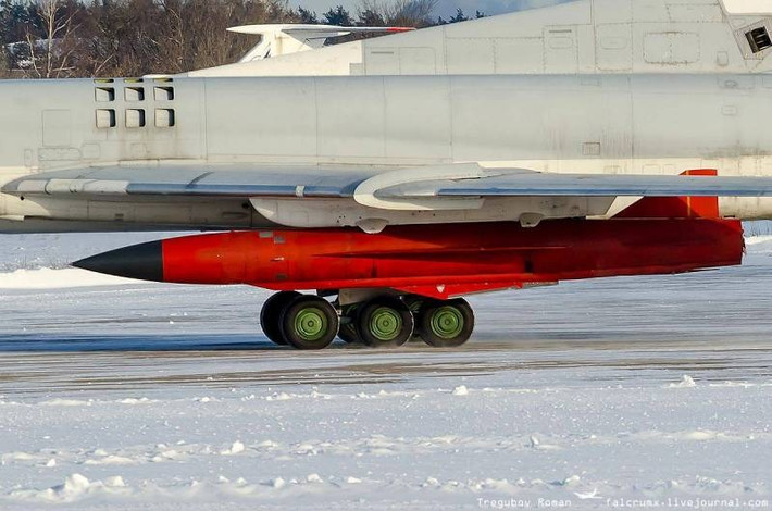 Kh-32 là biến thể được nâng cấp từ Kh-22. Kh-32 được thiết kế để trang bị cho máy bay ném bom siêu thanh Tu-22M3 và được đưa vào sử dụng từ năm 2016. Kh-32 được trang bị động cơ tên lửa cải tiến và đầu dò hình ảnh radar mới. Nó có tầm bắn xa hơn nhưng đầu đạn nhỏ hơn.