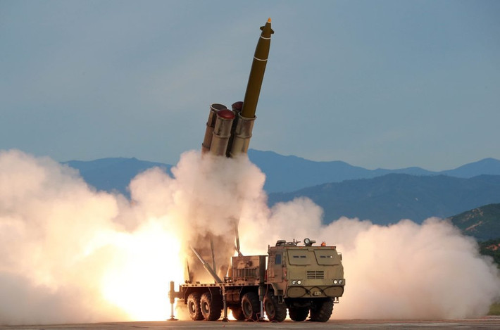 Các hệ thống pháo tên lửa KN-25 của Triều Tiên cũng được cho là đã xuất hiện ở Ukraine, loại tên lửa này có tầm bắn hơn gấp đôi so với các hệ thống tương tự của Nga như 9A53-S Tornado. Vũ khí của Triều Tiên thực sự có những đóng góp không nhỏ cho Quân đội Nga, giúp lực lượng này mở rộng các cuộc tấn công bằng tên lửa và pháo binh.