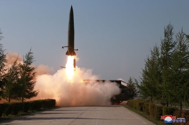 Lớp tên lửa KN-23B của Triều Tiên được sử dụng ở Ukraine hiện được coi là loại tên lửa đạn đạo chiến thuật mạnh nhất trong kho vũ khí của Nga và bất kỳ nơi nào ở châu Âu. KN-23B có phạm vi tấn công xa hơn 80% so với Iskander-M của Nga, đồng thời trọng tải vũ khí của KN-23 cũng lớn hơn gấp ba lần với trọng lượng cực lớn 2.500kg.