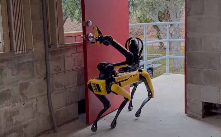 Việc áp dụng công nghệ robot cũng đang định hình lại tương lai của chiến tranh bất đối xứng và các hoạt động chống khủng bố. Trong thời đại mà các mối đe dọa phi truyền thống như chiến tranh mạng, khủng bố và chiến đấu đô thị đang trở nên phổ biến hơn, các hệ thống tự động cung cấp các khả năng mới để chống lại các mối đe dọa cũng ngày càng phát triển.