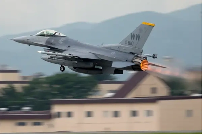Việc xác nhận các máy bay F-16 thực hiện nhiệm vụ tấn công chắc chắn sẽ định hình bối cảnh hoạt động. Khả năng thực hiện các cuộc tấn công chính xác vào các trung tâm chỉ huy, kho đạn dược và tuyến đường tiếp tế của Ukraine có thể làm gián đoạn đáng kể hoạt động hậu cần và phối hợp chiến trường của Nga. Ảnh: Không quân Mỹ