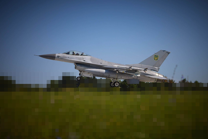 JDAM-ER (Joint Direct Attack Munition – Extended Range), một loại bom dẫn đường bằng GPS được trang bị bộ cánh mở rộng, giúp tăng tầm bắn lên đến 80 km. Khả năng này cho phép tiêm kích Ukraine tấn công từ khoảng cách an toàn hơn, giảm nguy cơ bị hệ thống phòng không Nga phát hiện và bắn hạ. Ảnh: X