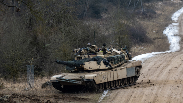 Abrams lần đầu tham chiến vào năm 2024 trong trận phòng thủ Avdiivka. Chỉ sau một thời gian ngắn xuất hiện trên chiến tuyến, quân Nga đã thành công trong việc hạ gục chiếc Abrams đầu tiên, một chiến công được lan truyền rộng rãi trên các kênh tuyên truyền của Nga. Không lâu sau đó, số lượng Abrams bị phá hủy nhanh chóng gia tăng, dẫn đến quyết định tạm thời rút loại xe tăng này khỏi chiến trường của Ukraine. Ảnh: RT
