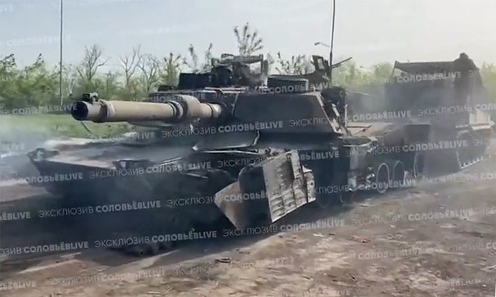 Tình hình càng tồi tệ hơn khi Nga bắt giữ được một chiếc Abrams còn nguyên vẹn và đưa về Moscow để nghiên cứu. Đây là lần đầu tiên một đối thủ của Mỹ có cơ hội tiếp cận và phân tích trực tiếp loại xe tăng này. Ảnh: Telegram