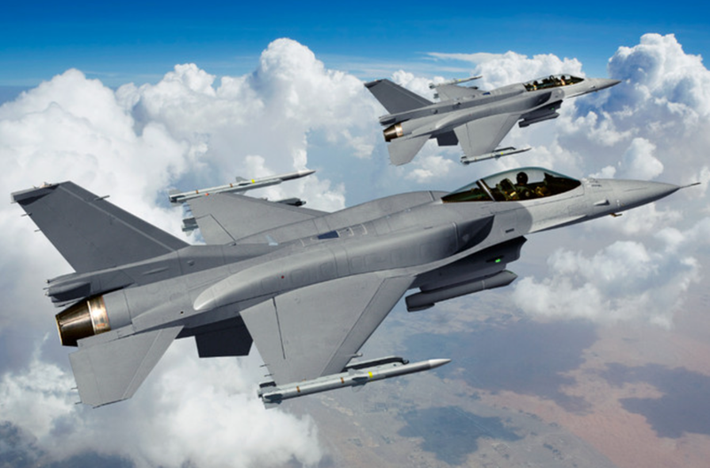 Nhìn từ bên dưới, tiêm kích này mang theo hai tên lửa không đối không AIM-9X Sidewinder dẫn đường hồng ngoại và một tên lửa AIM-120 AMRAAM (Tên lửa không đối không tầm trung tiên tiến). Điều này cho thấy có khả năng một quả AMRAAM đã được sử dụng trong chiến đấu. Tuy nhiên, cũng có thể – dù ít khả năng hơn – rằng chiếc F-16 đã cất cánh với cấu hình vũ khí không đối xứng này. Ảnh: Lockheed Martin