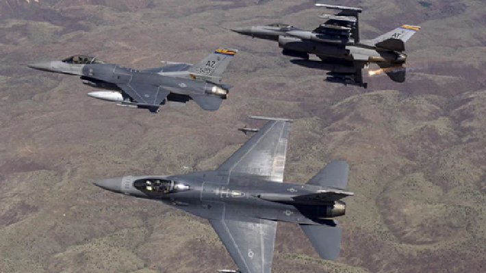 Điều đặc biệt đáng chú ý là ALQ-131 được trang bị trên chiếc F-16 này chỉ là một phần trong hệ thống tự bảo vệ tác chiến điện tử của máy bay, cho thấy mức độ đe dọa khốc liệt mà nó phải đối mặt. Ảnh: Không quân Mỹ