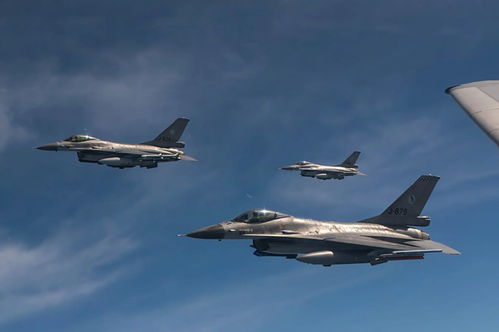 Trước đây, chúng ta chưa từng thấy tên lửa AIM-9X trên các tiêm kích F-16 của Ukraine, mà chỉ quan sát được phiên bản cũ hơn là AIM-9L/M. So với AIM-9L/M, AIM-9X cung cấp khả năng tên lửa không đối không tầm ngắn mạnh hơn có thể được sử dụng kết hợp với Hệ thống ngắm gắn trên mũ bay chung (JHMCS) của F-16 để giao chiến ngoài tầm ngắm (HOBS) hiệu quả. Ảnh: Getty Images