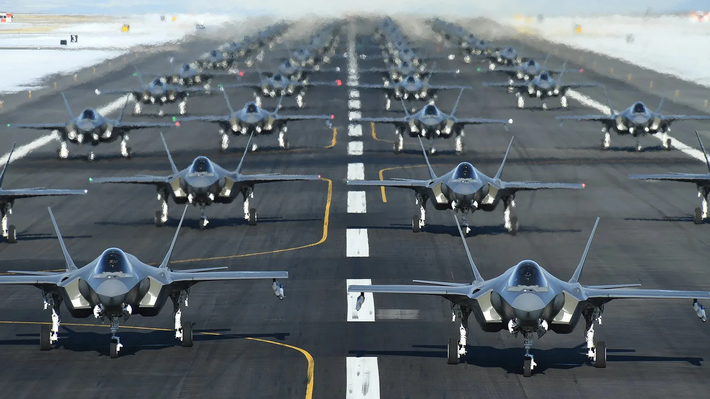Dự án ghép nối hai chiếc F-35 hỏng thành một máy bay mới thể hiện sự sáng tạo và linh hoạt của Không quân Mỹ trong việc tối ưu hóa nguồn lực và nâng cao hiệu quả hoạt động. Nếu thành công, mô hình này có thể được áp dụng rộng rãi, mở ra hướng đi mới trong việc bảo trì và tái sử dụng các máy bay quân sự hiện đại. Nguồn ảnh: Không quân Mỹ, Hải quân Mỹ Wikipedia, The Hill