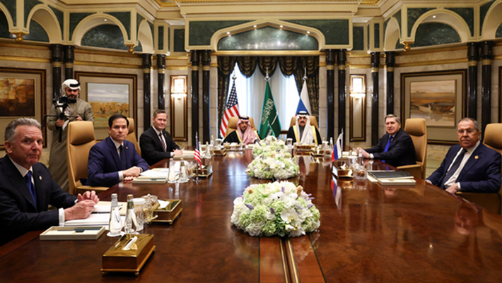 Tổng thống Mỹ Donald Trump đã khiến các đồng minh châu Âu bất ngờ trong tuần này khi gọi điện cho Tổng thống Nga Vladimir Putin mà không tham vấn họ hoặc Kiev trước, đồng thời tuyên bố bắt đầu ngay lập tức các cuộc đàm phán hòa bình về Ukraine. Ảnh: Reuters