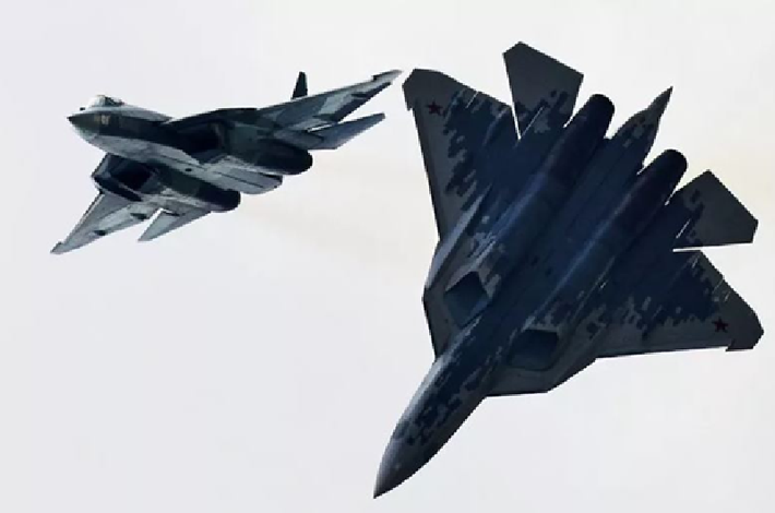 Su-57 có tốc độ tối đa vượt Mach 2.0 (2.450 km/h), nhanh hơn F-35 với Mach 1.6 (1.930 km/h), và được trang bị hai động cơ Saturn izdeliye 30, so với một động cơ Pratt & Whitney F135 của F-35. Su-57 cũng tích hợp hệ thống điều hướng vector lực đẩy 3D, giúp tăng cường khả năng cơ động, trong khi F-35 không có tính năng này nhưng bù lại bằng khả năng hợp nhất cảm biến và tác chiến điện tử vượt trội. Ảnh: Getty Images