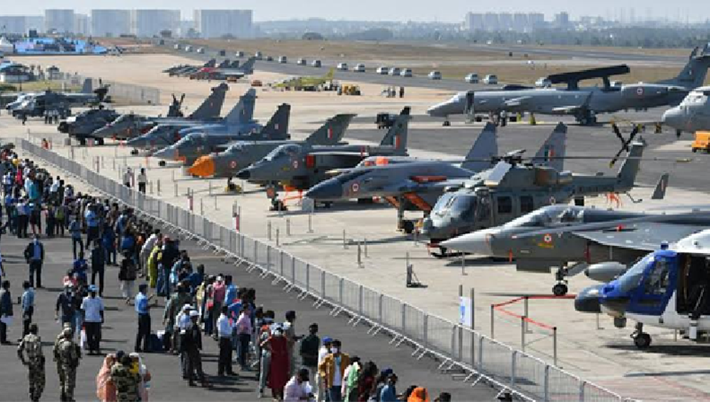 Sự hiện diện của cả hai máy bay tiên tiến này tại Aero India 2025 mang đến cho Ấn Độ một cơ hội hiếm có để đánh giá trực tiếp năng lực của chúng, khi quốc gia này tiến hành các kế hoạch mua 114 máy bay chiến đấu đa năng. Cuộc cạnh tranh này cũng tác động đến các hoạt động hợp tác quốc phòng chiến lược và địa chính trị rộng lớn hơn. Ảnh: Bộ Quốc phòng Ấn Độ