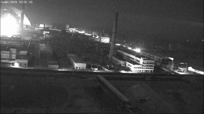 Sáng sớm ngày 14/2/2025, các nguồn tin từ Ukraine đã công bố một đoạn video cho thấy một máy bay không người lái tấn công được cho là của Nga đã nhắm vào Nhà máy điện hạt nhân Chernobyl. Hiện tại, phía Nga vẫn chưa có phản hồi nào về các cáo buộc của Ukraine. Ảnh Bulgaria Military