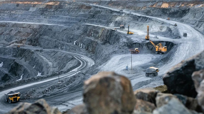 Đặc biệt, Ukraine có trữ lượng titan và lithium lớn nhất châu Âu, những nguyên liệu quan trọng để sản xuất nhiều sản phẩm, từ máy bay chiến đấu đến điện thoại thông minh. Từ tháng 9/2024, Tổng thống Ukraine Zelensky đã công bố “Kế hoạch Chiến thắng Ukraine” tại Washington, trong đó bao gồm việc hợp tác với các đối tác phương Tây để khai thác và phát triển nguồn tài nguyên thiên nhiên của đất nước. Ảnh: Energy Monitor