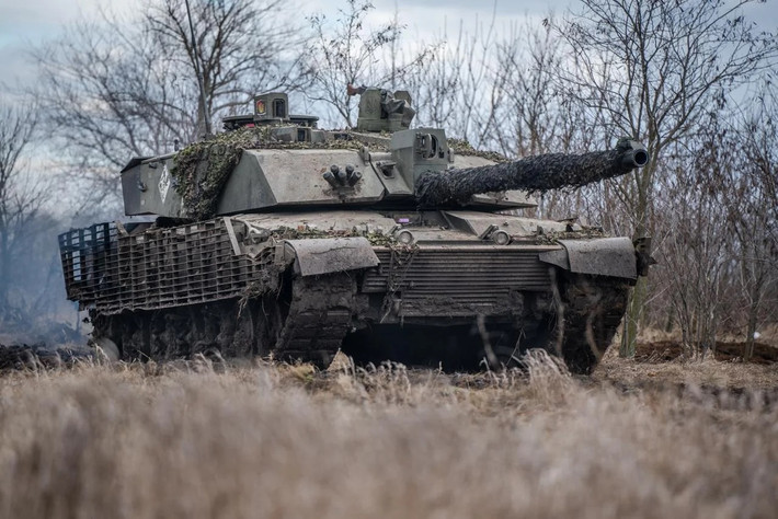 Xe tăng Challenger 2 của Anh với hệ thống Iron Fist Anh đã thử nghiệm hệ thống phòng vệ chủ động Iron Fist của Israel trên xe tăng Challenger 2. Iron Fist sử dụng các cảm biến để phát hiện mối đe dọa và phóng đạn đánh chặn để tiêu diệt chúng. Hệ thống này được thiết kế để đối phó với các loại đạn chống tăng và tên lửa dẫn đường, tăng cường khả năng sống sót cho xe tăng trên chiến trường.
