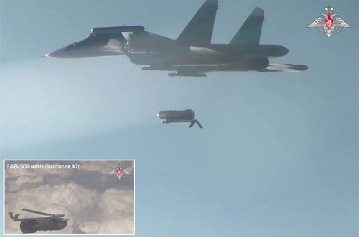 Công nghệ này đang được tích hợp vào các quả bom mà tiêm kích bom Su-34 của Nga sử dụng, và gần như mỗi ngày, nó đều phát huy sức mạnh khủng khiếp trên chiến trường. Hàng loạt mục tiêu quân sự của Ukraine liên tiếp bị phá hủy, trong khi Kiev vẫn hoàn toàn bất lực trước loại vũ khí này. Ảnh: Bộ Quốc phòng Nga