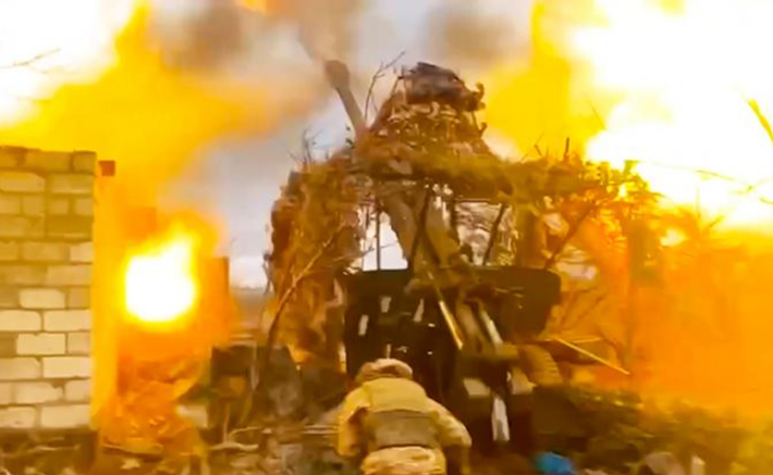 Trên chiến tuyến dài chỉ 17 km ở hướng này, Ukraine đã tập trung tới 12 lữ đoàn, trong đó có 3 lữ đoàn pháo binh. Ngoài ra, các đội tinh nhuệ vận hành máy bay không người lái (UAV) cũng được triển khai để hỗ trợ chiến đấu. Ảnh: TASS