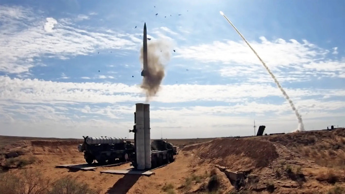 S-300P, còn được NATO gọi là SA-10 Grumble, là phiên bản đầu tiên, chủ yếu được thiết kế cho Lực lượng Phòng không Nga để phòng thủ chống lại các cuộc không kích và tên lửa hành trình. Hệ thống có thiết lập phức tạp với các radar riêng biệt để tìm kiếm tầm xa, tìm kiếm ở độ cao thấp và dẫn đường tên lửa, có thể xoay 360 độ.