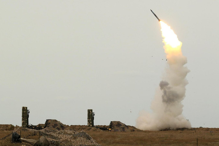 S-300 đã được xuất khẩu rộng rãi, được sử dụng ở nhiều quốc gia như Algeria, Armenia, Azerbaijan, Belarus, Trung Quốc, Hy Lạp, Ấn Độ, Iran, Kazakhstan, Nga, Slovakia, Syria, Ukraine, Venezuela và Việt Nam. Mỗi quốc gia sẽ sử dụng loại cấu hình hoặc bản cập nhật hơi khác nhau dựa trên nhu cầu quốc phòng cụ thể của họ.